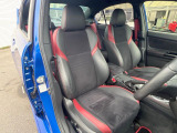 【専用スポーツシート】ホールド性に優れ、カーブ時の体が流れを抑制してくれます。また、体にフィットするから腰や背中が疲れにくく、ロングドライブや高速走行でも快適にお過ごしいただけます♪