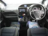 運転にかかわる様々な操作を安全に行えるように視点移動が少なく、操作性に配慮されたスイッチ類が凝縮されたコクピットです。