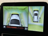 パノラミックビューモニターを装備。駐車場や交差点でクルマを真上から見るように周囲を確認できます。機能の詳細は販売店スタッフまでおたずねください。