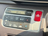 【オートエアコン】一度お好みの温度に設定すれば、車内の温度を検知し風量や温度を自動で調整。暑い&hellip;寒い&hellip;と何度もスイッチ操作をする必要はありません。快適な車内空間には必須の機能ですね♪
