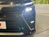 【LEDヘッドライト】悪天候や夜間走行時も良好な視界を確保し安心して運転できる高輝度LEDヘッドライトを装備!点灯速度が早く、消費電力も抑えられています。