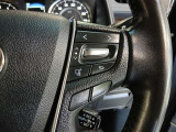 ステアリングには運転中でも簡単に操作できる各種スイッチついてます