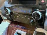 【オートエアコン】一度お好みの温度に設定すれば、車内の温度を検知し風量や温度を自動で調整。暑い&hellip;寒い&hellip;と何度もスイッチ操作をする必要はありません。快適な車内空間には必須の機能ですね♪