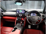 デザインもよく、居心地のよい運転席ですね。分かりやすいスイッチ類ですから操作もしやすく運転をサポートします。