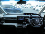 操作性に優れた運転席となります!小物入れや各ボタンの配置にこだわり、使いやすいです!座り心地もよく視認性も良好なのでロングドライブもお任せ下さい!