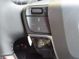運転中、オーディオの操作をしてて、ハッとしたことはありませんか?ステアリングスイッチは、運転中でもハンドルでオーディオの操作が可能です。安全なドライブをサポートします。