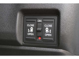 リアは両側パワースライドドアで、開閉には運転席のスイッチ、またはスライドドアのドアハンドルを少し引くだけで自動開閉します。