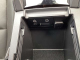 コンソール内にUSB(Cタイプ)HDMI端子が有ります
