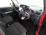 シンプルで使いやすいデザインの運転席です。