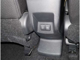 充電用USB端子付き。スマートフォンなどの充電に便利です。