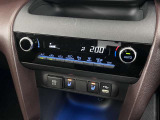 【オートエアコン】タッチパネル式オートエアコンで運転席周りの凹凸が少なくスッキリとしています。