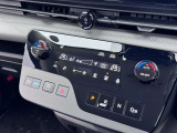 タッチパネル式のエアコン操作部と先進的な電磁式電装シフト。フラットで洗練されたデザインは掃除もしやすく、先進的なインテリアを演出します。