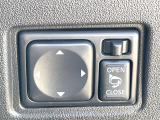 【電動格納ミラー】サイドミラーは電動格納式となっており、狭い駐車場でもキズがつくリスクを抑えられます。