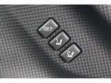運転席のシートポジションを2か所記憶させることがシートメモリー機能が付いております。ボタンを押すと設定したシートポジションに自動で動きます♪