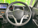 インテリアに合わせたデザインのステアリングは、運転される方のことも考え、運転しやすい形状、大きさです。是非一度、実際に触ってお確かめください。
