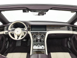 前車追従機能、レーンキープアシスト、ヘッドアップディスプレイも付いており、多数のオプションを備えております。