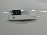 キーのボタンを押したり、キーをドアロックに挿入したりすることなく、車両に乗ることができます。これによりキーを見つけるためにポケットやバッグを探したり、アンロックボタンを押したりする必要が無くなります。
