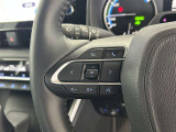 運転中、オーディオの操作をしてて、ハッとしたことはありませんか?ステアリングスイッチは、運転中でもハンドルでオーディオの操作が可能です。安全なドライブをサポートします。