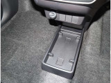 運転席と助手席の間に小物入れがあります!
