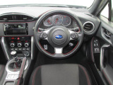 ステアリングはレッドステッチのレザー巻きステアリング!BRZ用の小径ステアリング!クイックなハンドリングとダイレクトな感覚がドライバーの手に伝わります!