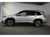 スバルの4WD(AWD)は直進安定性に優れ、日常走行から高速走行まで、さまざまなシーンで安心感に満ちた走りが愉しめます。それは悪路や泥道など左右のタイヤの路面状況が異なるシーンでも変わりません。