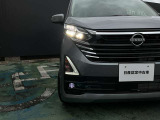 白い光で明るいLEDヘッドライト。フォグランプも装備して安全運転をサポート。トンネルなどで便利なオートライト、対向車や先行車・周囲の明るさでハイ/ローを自動で切替えるハイビームアシストも付いています!