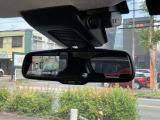ルームミラーでもまるで見下ろしたような視点で周囲を確認でき、スムーズに駐車できます。
