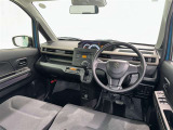 運転席まわりです。 各操作スイッチは使いやすい位置に配置されてます。