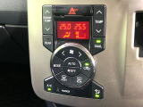【オートエアコン】一度お好みの温度に設定すれば、車内の温度を検知し風量や温度を自動で調整。暑い&hellip;寒い&hellip;と何度もスイッチ操作をする必要はありません。快適な車内空間には必須の機能ですね♪