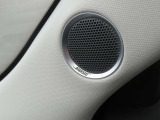 BOSEのスピーカーが搭載されています。内蔵マイクで走行ノイズを拾いながら最適な音質に調整する「AUDIOPILOT2」を搭載し、車速域が上がって走行ノイズが増えてもほとんど変わらぬサウンドが楽しめます