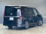 リヤビューも一新。縦型のLEDコンビネーションランプが個性を放ち、存在感があります。バックドアは、狭い場所でも開閉しやすい「デュアルバックドア」を採用しています。