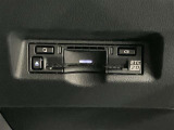 高速道路で便利な【ETC2.0】を装備しています。光ビーコン搭載で渋滞情報などナビゲーションと連動することで機能も充実いたします。他、観光施設に立ち寄るための高速料金割引サービス等もございます。