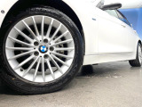 ●純正17インチアルミホイール:輸入車ならではの卓越した走りを支えるホイールと足回りです!日本車の走りに慣れている方にもぜひ体感して頂きたいほど、高いレベルでまとまっています!
