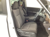 自社整備工場で点検整備をおこなってからお渡ししています。車検が残っている場合は『12ヶ月点検整備』を、車検整備付きの場合は『車検整備』をおこないます。整備費用は車両本体価格に含まれています。