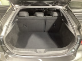ラゲッジルーム内の凹凸をなくす事でスッキリした広がりを造りだし、荷物がスムーズに出し入れできる気持ちよさ、使い易さを実現!