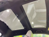 【パノラマルーフ】大型のガラスルーフ搭載で車内の解放感が一気にアップ!開放的なドライブをお楽しみいただけます。