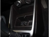 運転席と助手席の間にドリンクホルダーが付いています!