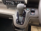 シフトはインパネシフト、パーキングブレーキは電子制御なので運転席と助手席の間はすっきりしています。