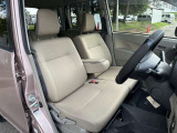 運転席も広く女性はもちろん背の高い男性でも窮屈ではないと思います☆