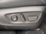 運転する時はドライビングポジションが気になりますよね。パワーシートで座席位置の微調整もしっかりできます。高級感がある装備としても人気があります。
