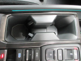 運転席からも助手席からも手の届きやすい位置にドリンクホルダーが付いています。