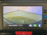 【バックカメラ】運転が苦手な方も車庫入れラクラクです!ギアをリバースに入れれば自動的に切り換わりますので、面倒な操作は不要です♪狭い駐車場もお車を傷つけず安心ですね!