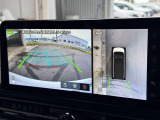 車両を上空から見下ろしているかのような映像と後方カメラ映像をナビ画面に表示し、駐車や幅寄せを強力にサポートします。