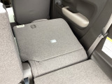 リアシートは簡単に倒すことができるので、ラゲッジルームも広がります。