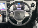 インテリアに合わせたデザインのステアリングは、運転される方のことも考え、運転しやすい形状、大きさです。是非一度、実際に触ってお確かめください。