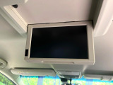 【後席モニター】家族や友人とお出かけする機会が多い方に大人気の後席モニターを装備!見やすい位置に画面がありテレビやDVDの視聴も快適!友達もお子様も、後席にしか乗らなくなるかも??