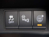 【VDC】運転操作やクルマの速度を検知して、ブレーキやエンジン出力の制御を 自動的に行い、滑りやすい路面やカーブを曲がるときや障害物を回避するときにクルマ の横滑りを軽減し、運転に安心感を与えます。