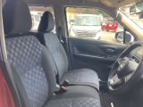 ◆前面ドア運転席◆ドアの開口が広く乗降ラクラク。シートの幅も広く運転していてもストレスを感じません。足元も広く快適なドライブを演出してくれます。