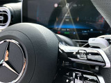 運転中にハンドルから手を離したり前方から目を逸らしたりすることなく、安全に各機能を操作する事ができます。