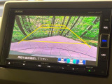 【バックカメラ】駐車時に後方がリアルタイム映像で確認できます。大型商業施設や立体駐車場での駐車時や、夜間のバック時に大活躍!運転スキルに関わらず、今や必須となった装備のひとつです!